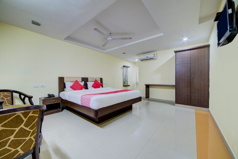 OYO 28033 Pradha Grand, Kukatpally, Hyderabad