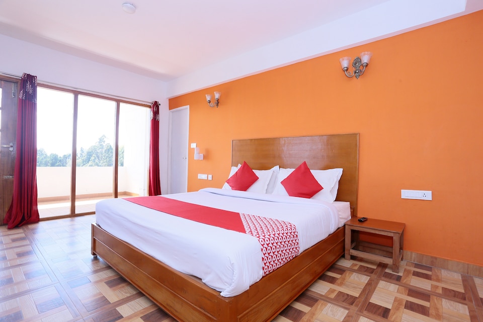 OYO 28038 Hotel Kayzee & Restaurant, Lal Chowk Srinagar, Srinagar