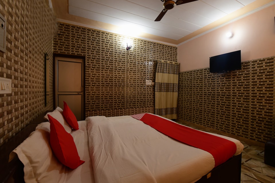 OYO 28039 Lucky Hotel, Kalka, Kalka