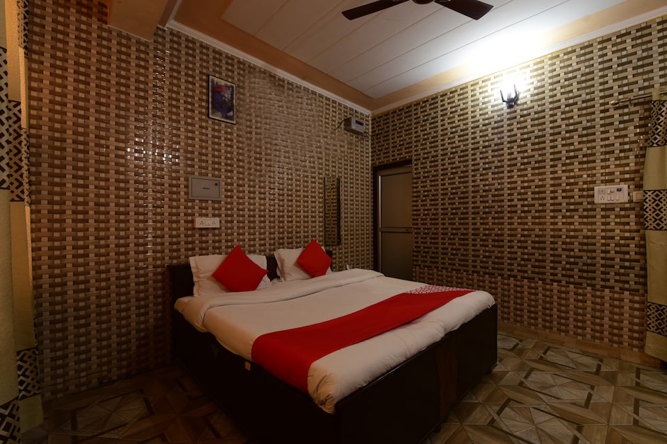 OYO 28039 Lucky Hotel, Kalka, Kalka