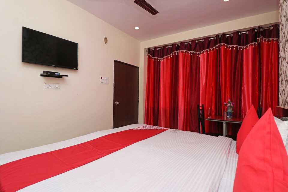 OYO Flagship 28065 Anmol Plaza, Cantt, Varanasi