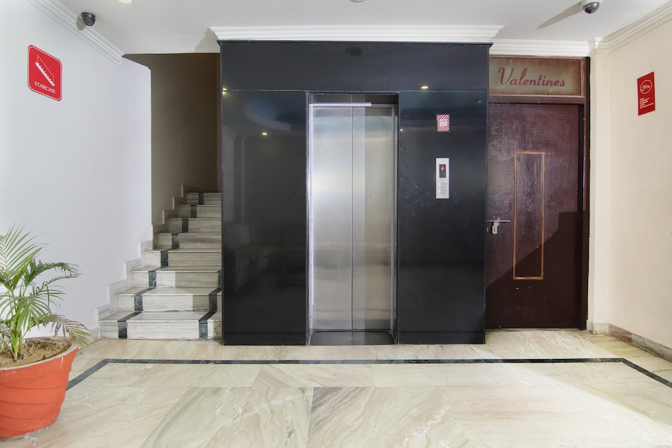  Collection O 3304 Hotel Valentines, Railway Station Allahabad, Prayagraj