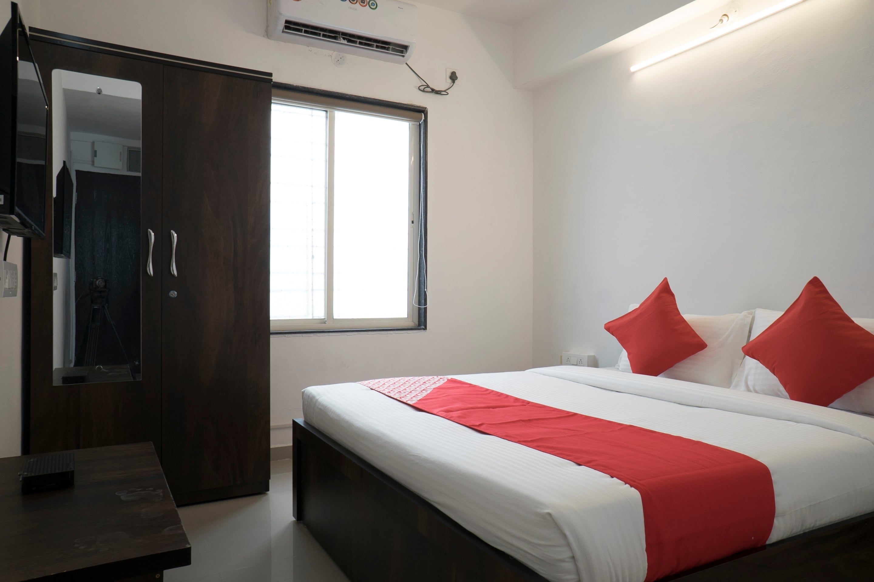 Budget OYO 28092 RVC Hospitality in Viman Nagar, Pune Rs. 1845