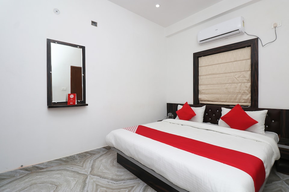 Capital O Hotel Hari Gopal, Godowlia, Varanasi