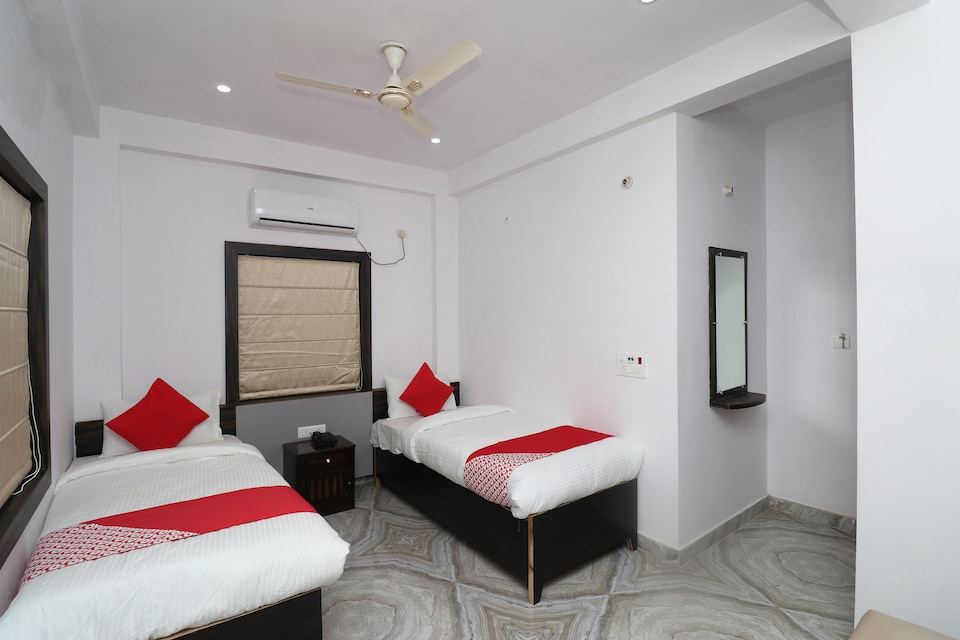 Capital O Hotel Hari Gopal, Godowlia, Varanasi
