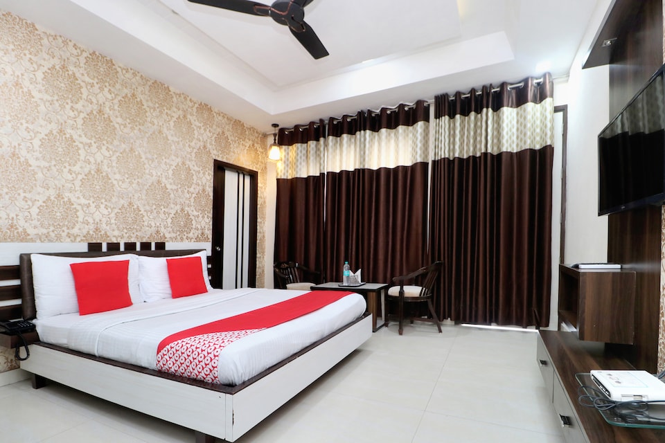 OYO 28122 Hotel C M Plaza, Ambala City, Ambala