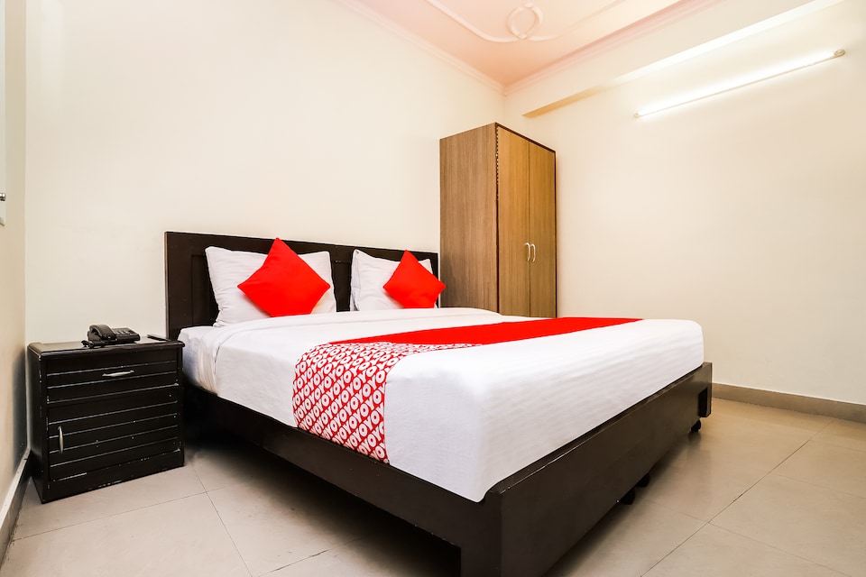 Hotel O Charanpahari Hotel, Okhla Jasola Delhi, Delhi