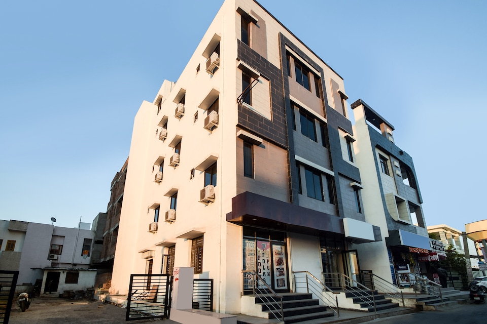 OYO 28143 होटल अभिनम, Udaipur Central, उदयपुर