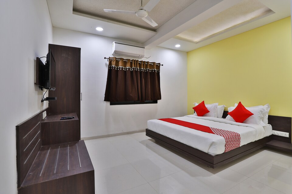 OYO 28159 The Grand Rio, Kalawad Road Rajkot, Rajkot