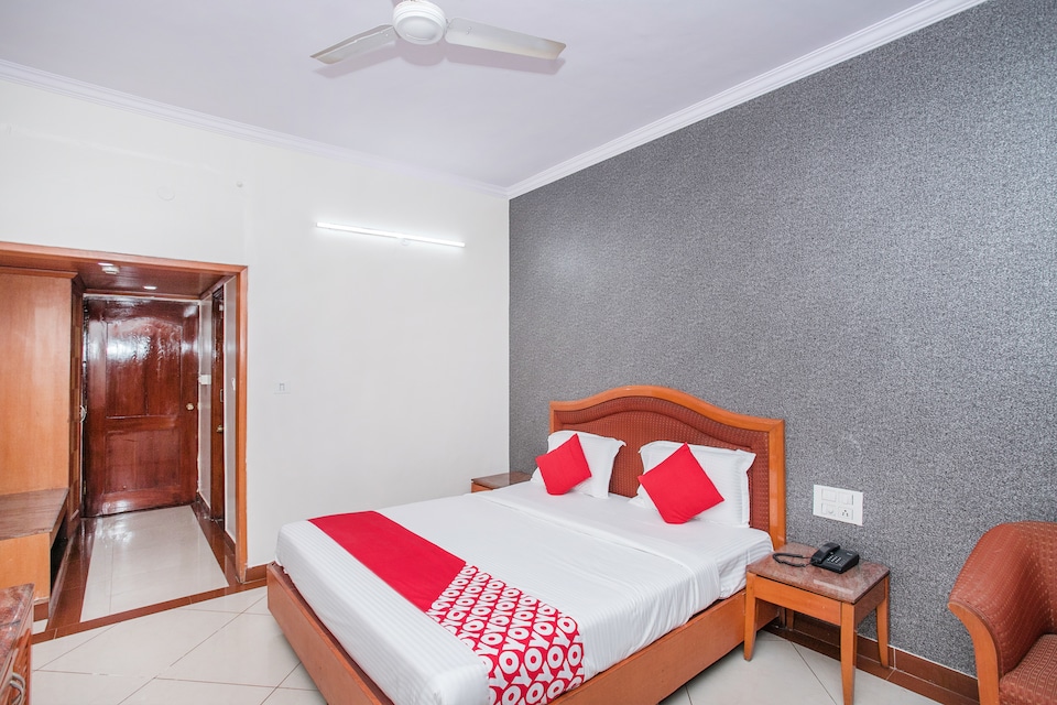 OYO 592 Hotel Chetan International, Majestic Bangalore, Bangalore