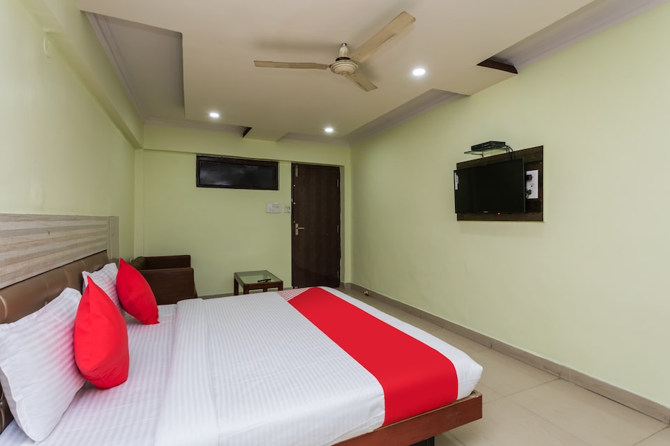 OYO 28209 Hotel Lals Plaza, Hamidia Road Bhopal, Bhopal