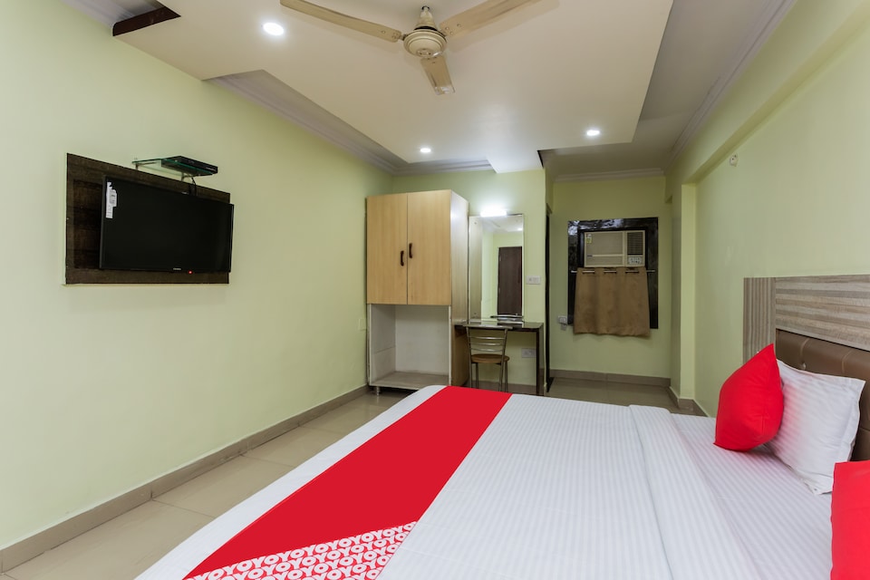 OYO 28209 Hotel Lals Plaza, Hamidia Road Bhopal, Bhopal