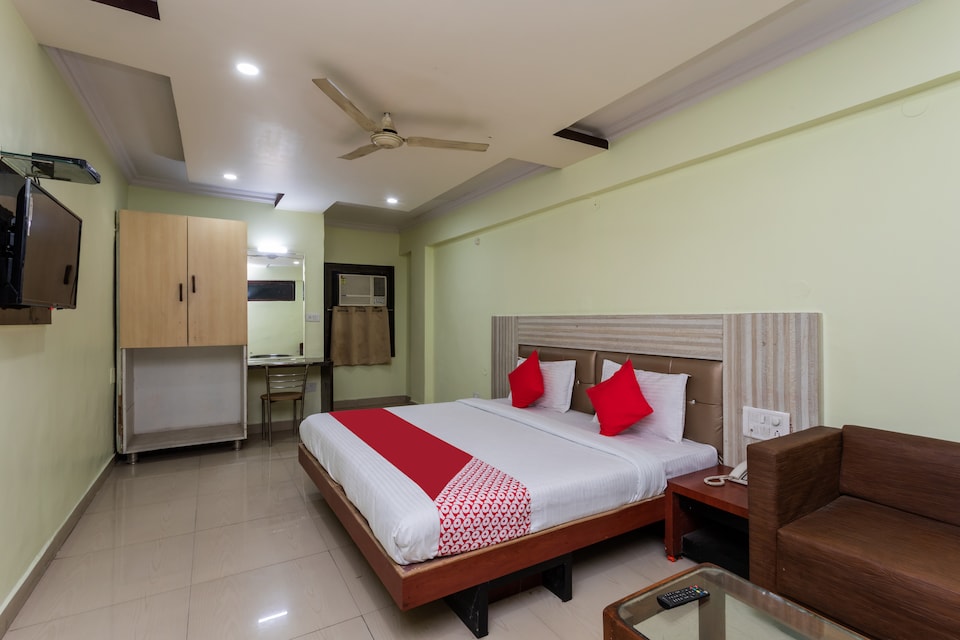 OYO 28209 Hotel Lals Plaza, Hamidia Road Bhopal, Bhopal