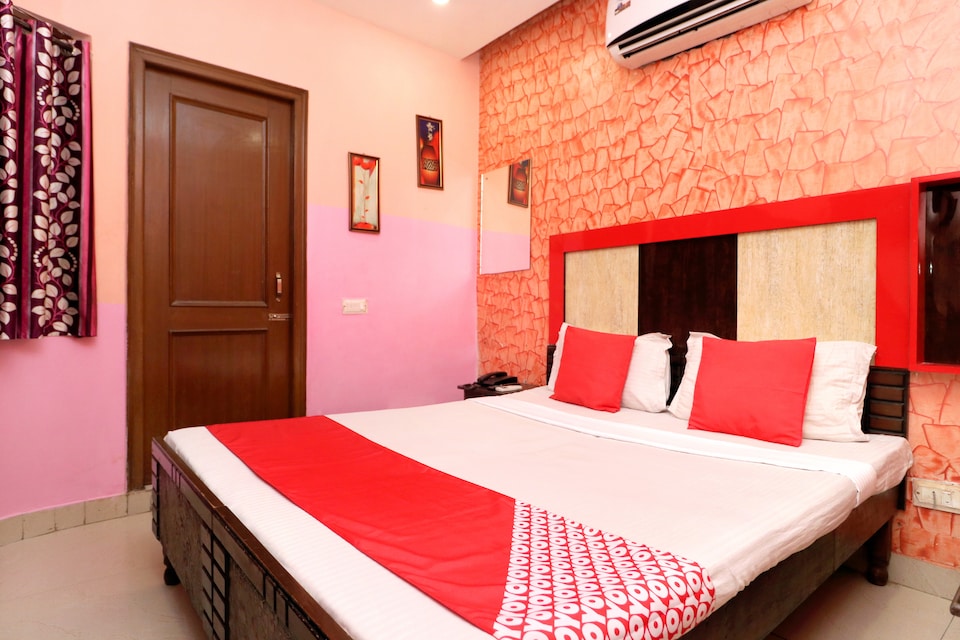 OYO 28225 Hotel Lions Den, South Chandigarh, Chandigarh