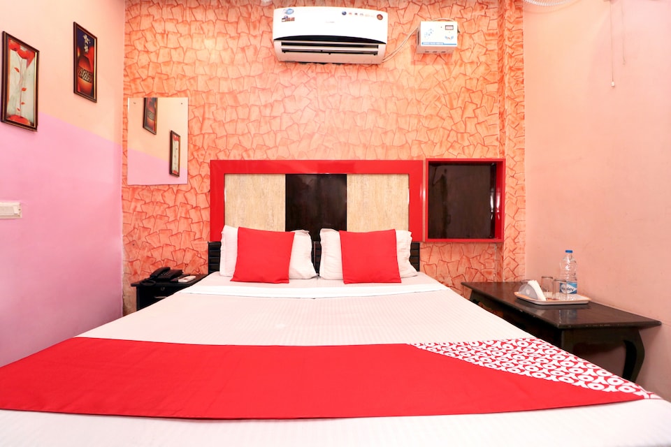 OYO 28225 Hotel Lions Den, South Chandigarh, Chandigarh