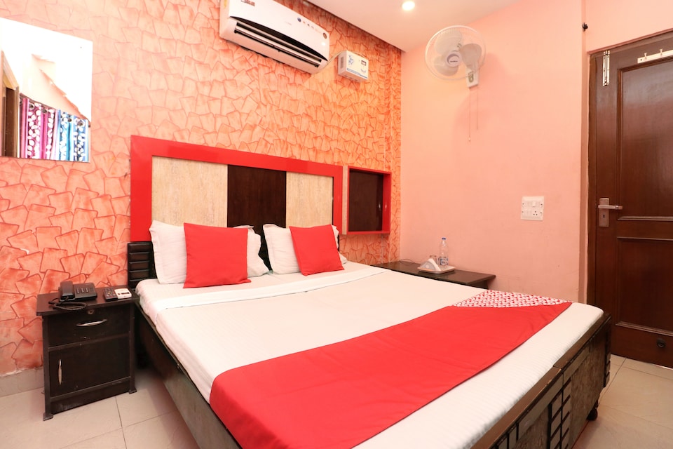 OYO 28225 Hotel Lions Den, South Chandigarh, Chandigarh