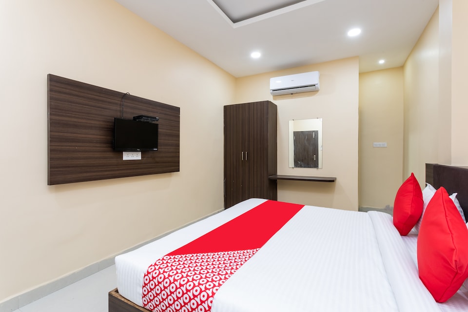 OYO 28247 Hotel SMR Palace, Kolar Road, Bhopal