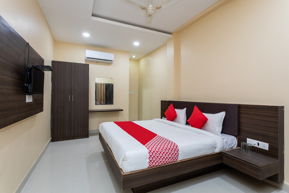 OYO 28247 Hotel SMR Palace, Kolar Road, Bhopal