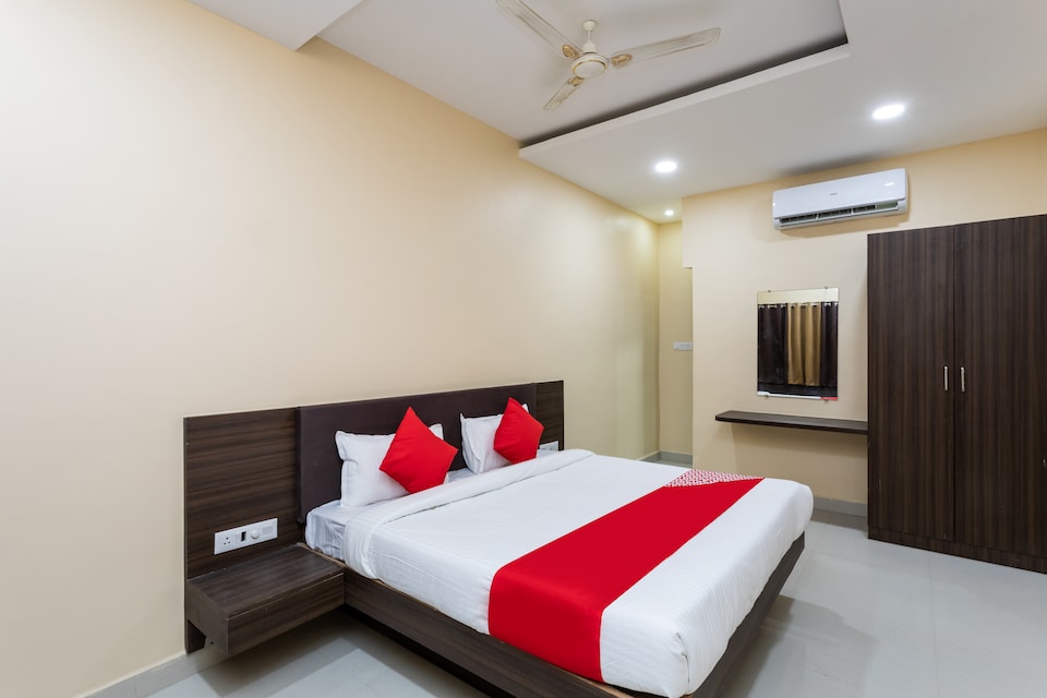 OYO 28247 Hotel SMR Palace, Kolar Road, Bhopal