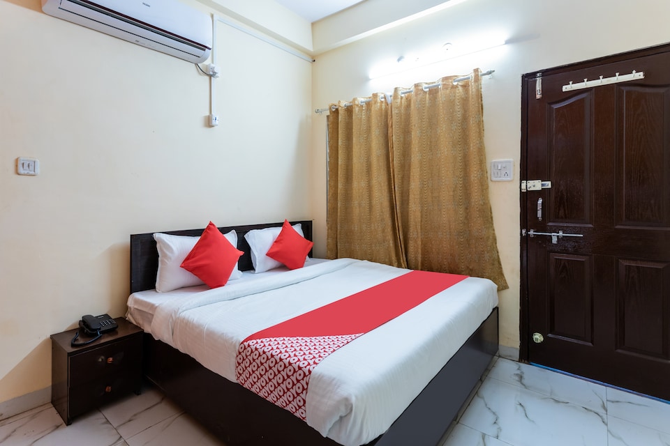 OYO 28249 Shubh, Bombay Hospital, Indore