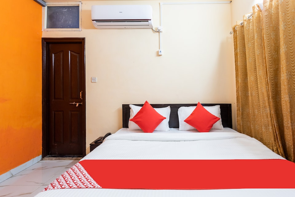 OYO 28249 Shubh, Bombay Hospital, Indore