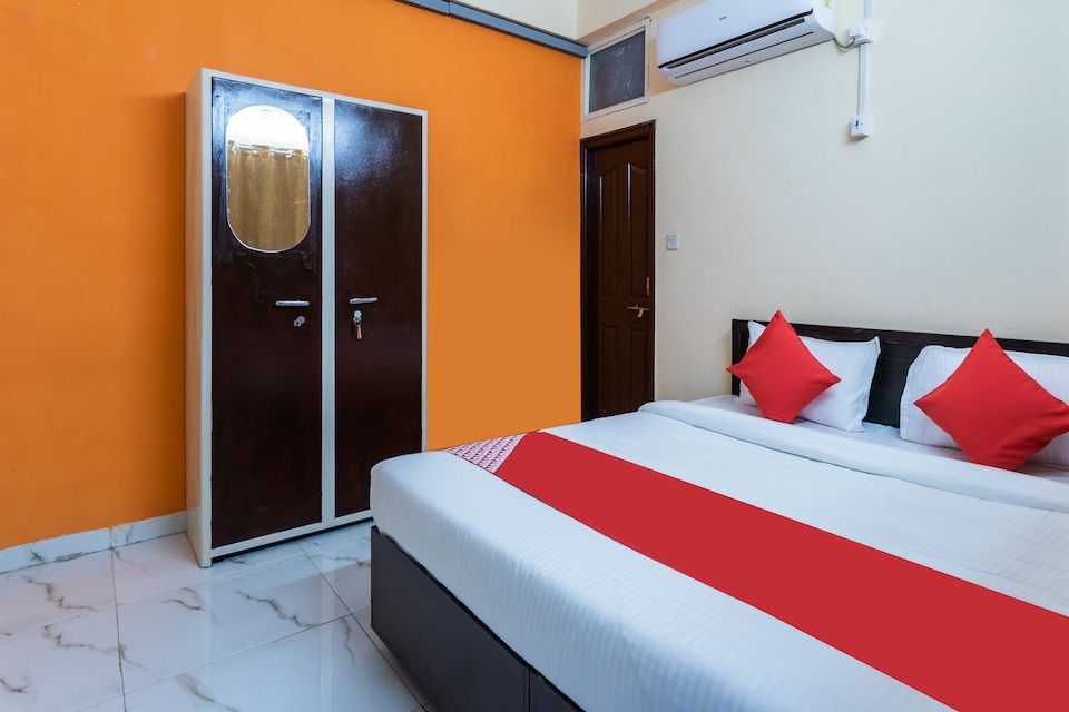 OYO 28249 Shubh, Bombay Hospital, Indore