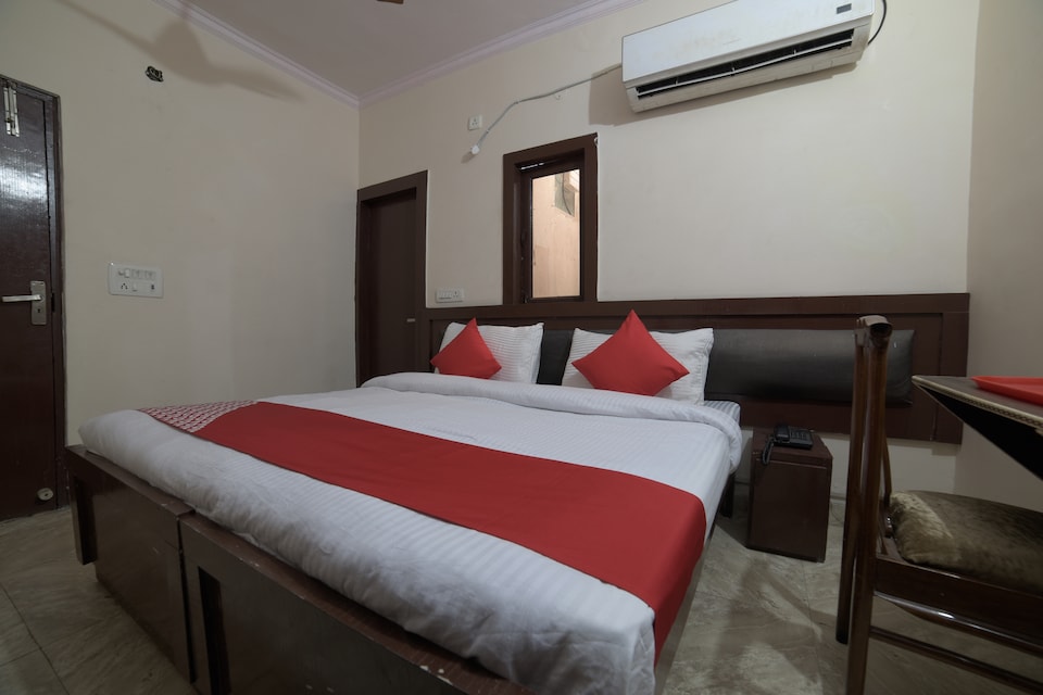 OYO 28266 Travel Inn, Anand Vihar Delhi, Delhi