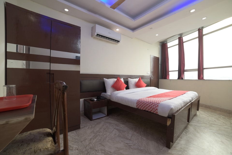 OYO 28266 Travel Inn, Anand Vihar Delhi, Delhi