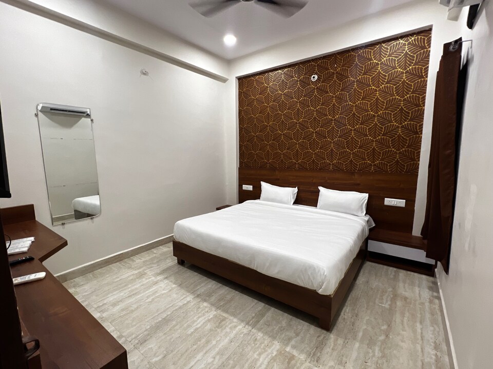 OYO Hotel Convivial Paradise, Kolar Road, Bhopal