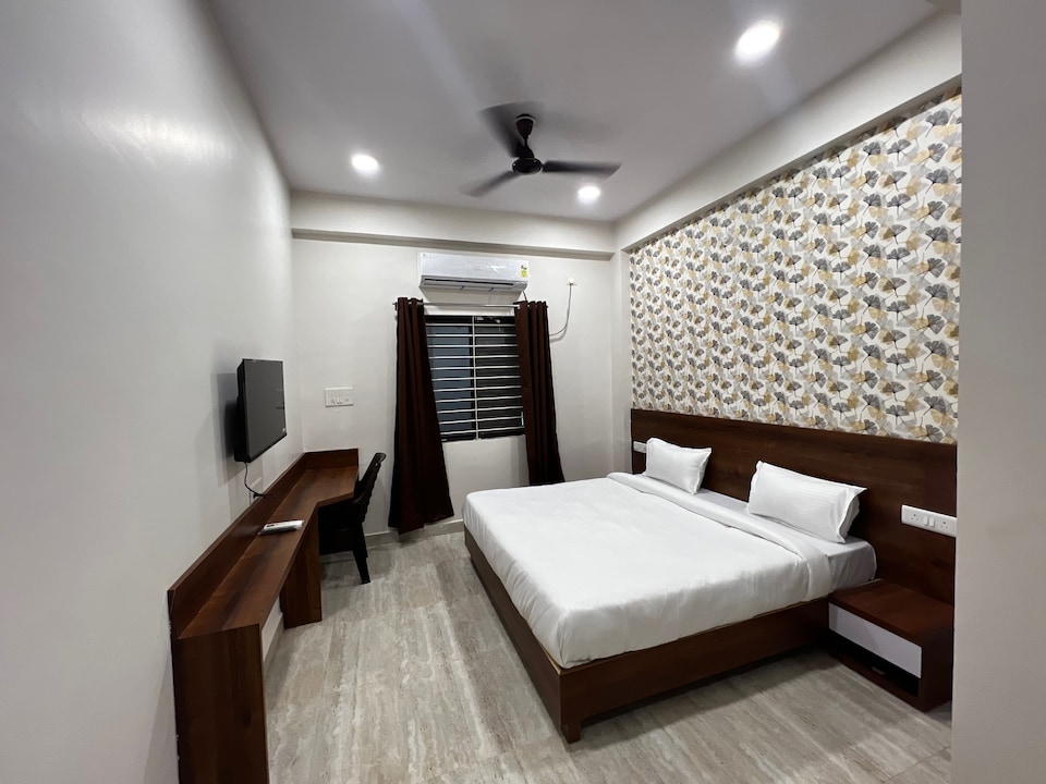 OYO Hotel Convivial Paradise, Kolar Road, Bhopal