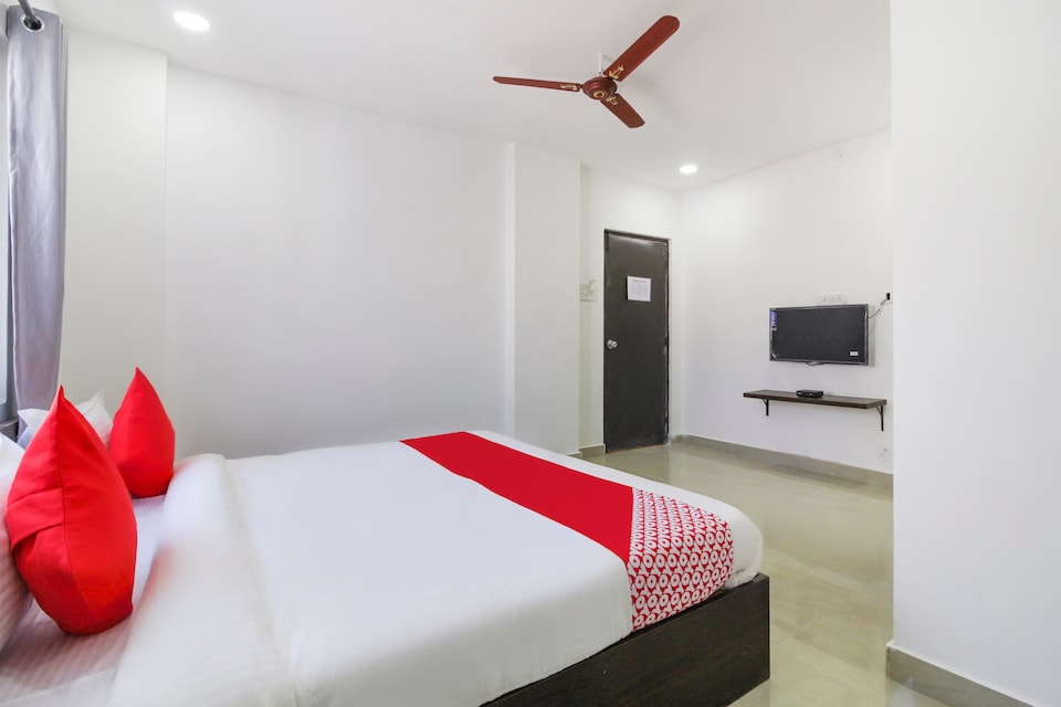 OYO 28301 The Platinum, Gachibowli, Hyderabad