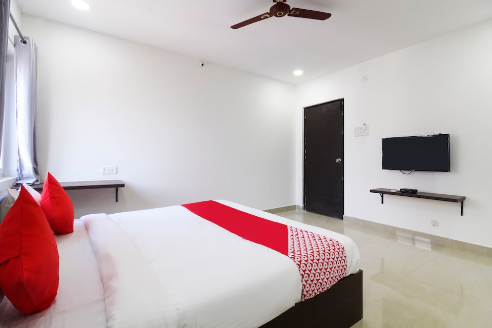 OYO 28301 The Platinum, Gachibowli, Hyderabad