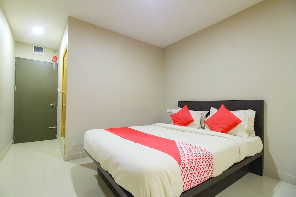 OYO Flagship 28370 Begonia Residency, Kalpetta, Wayanad