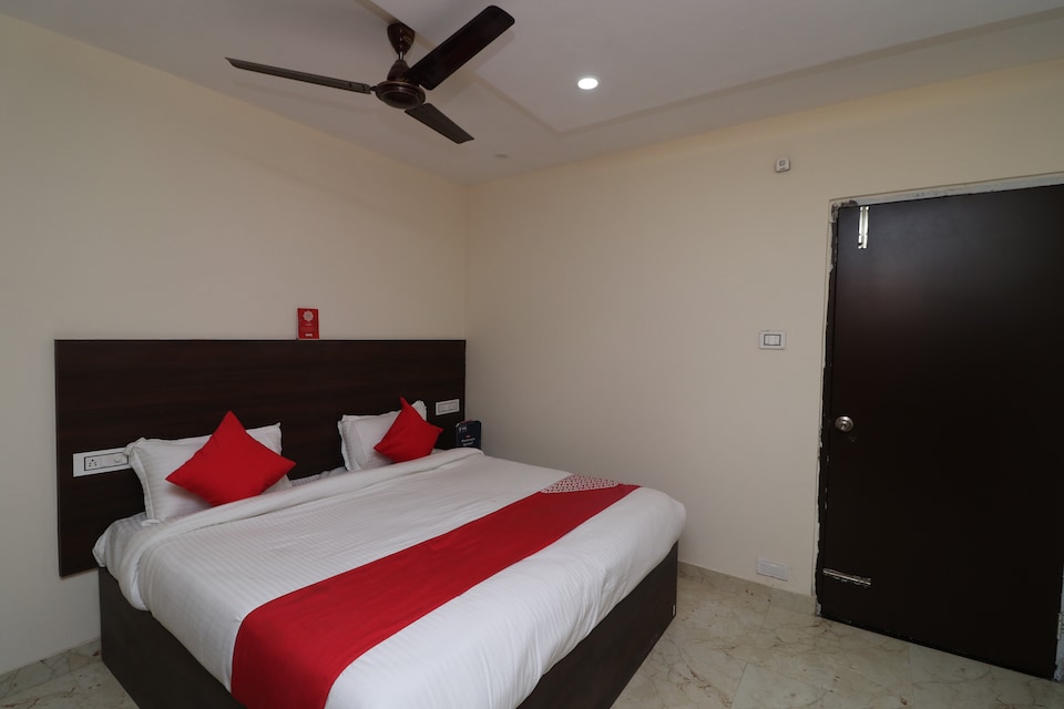 OYO 28404 D C Grand, Cantt, Varanasi