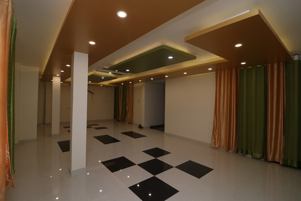 OYO 28404 D C Grand, Cantt, Varanasi