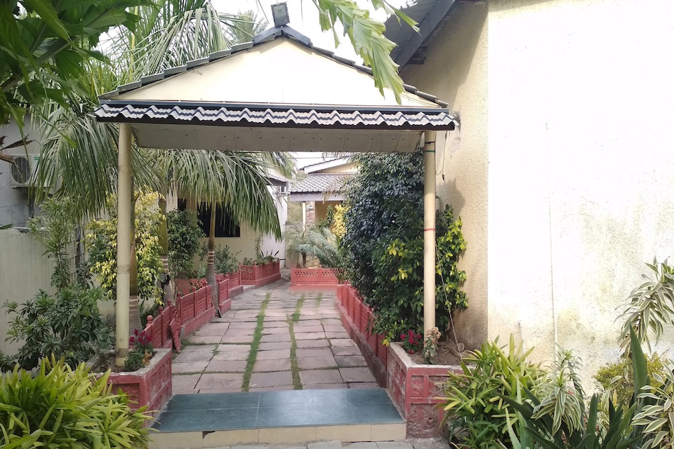 OYO 28584 The Royal Park Resort, Hoshangabad Road, Bhopal