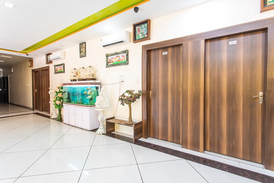 OYO 28591 Hotel Madur Milan Garden, Bhawarkua Indore, Indore