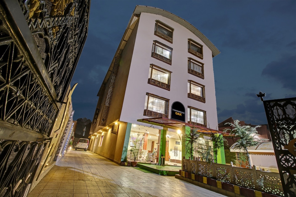 Townhouse OAK The Saffron Hotel, Dalgate Srinagar, Srinagar