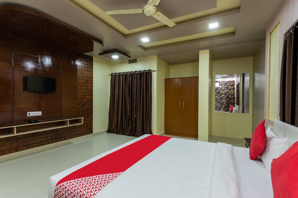 OYO 28791 Hotel Ghunghat Garden, Ujjain Indore Road, Ujjain