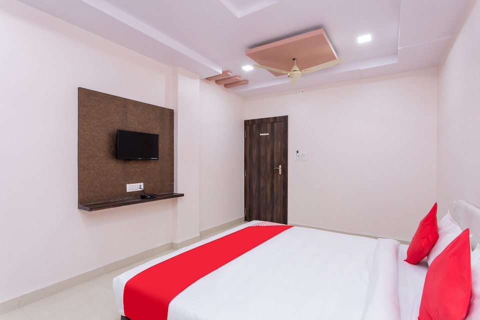 OYO 28791 Hotel Ghunghat Garden, Ujjain Indore Road, Ujjain