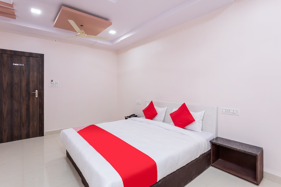 OYO 28791 Hotel Ghunghat Garden, Ujjain Indore Road, Ujjain