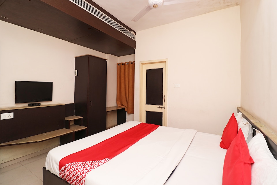 OYO 28796 Hotel Rajhans, Hamidia Road Bhopal, Bhopal