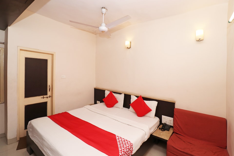 OYO 28796 Hotel Rajhans, Hamidia Road Bhopal, Bhopal