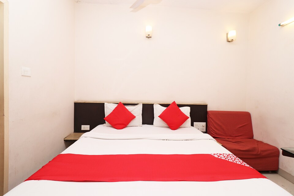 OYO 28796 Hotel Rajhans, Hamidia Road Bhopal, Bhopal