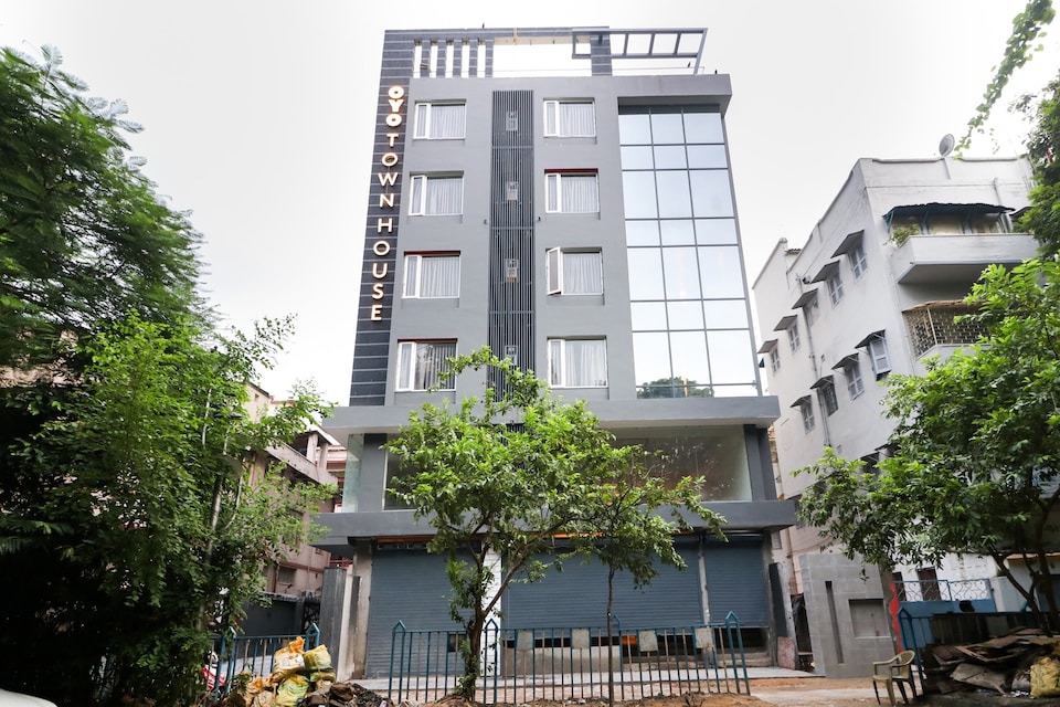 OYO Townhouse 130 Southern Avenue, Gariahat Kolkata, Kolkata