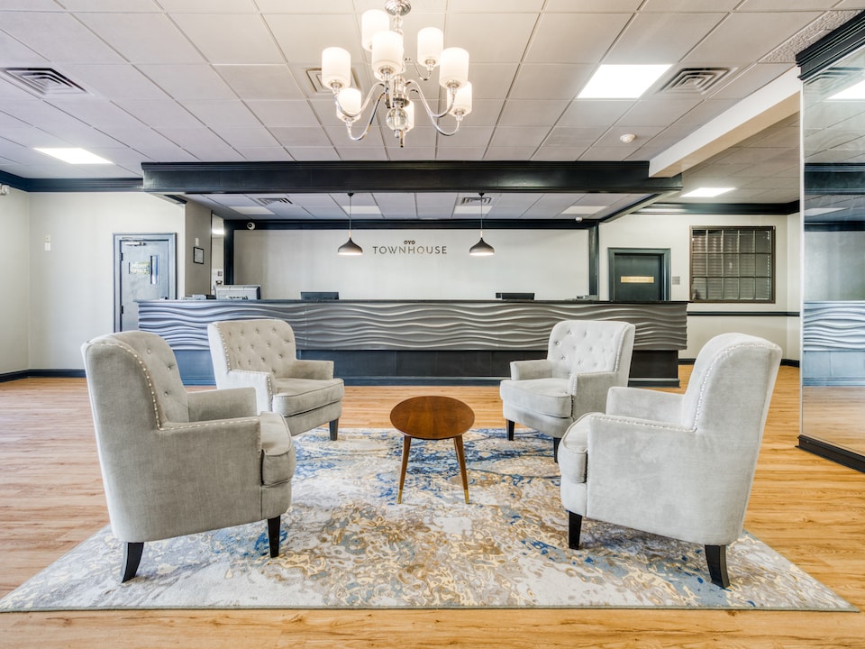 OYO Townhouse Dallas Park Central Galleria, C75238, Dallas