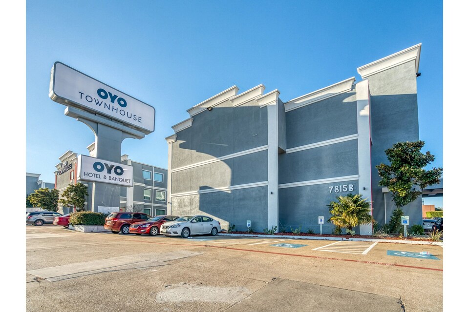 OYO Townhouse Dallas Park Central Galleria, C75238, Dallas
