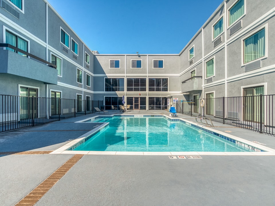 OYO Townhouse Dallas Park Central Galleria, C75238, Dallas