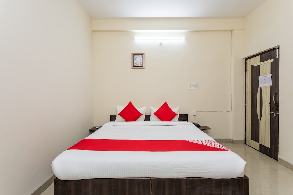 OYO 29148 Hotel Meena Sadan, Bapat Squre, Indore