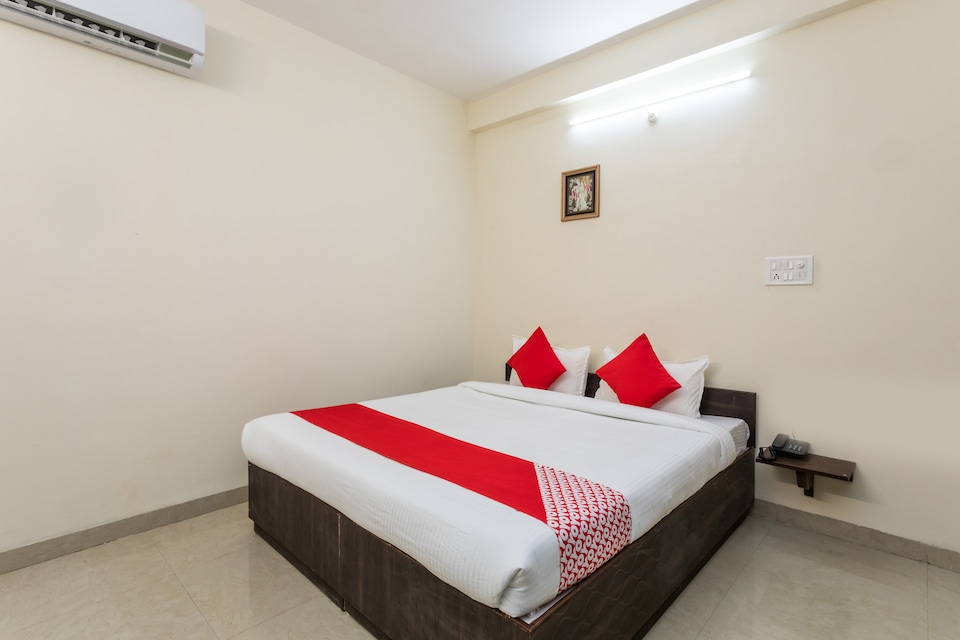 OYO 29148 Hotel Meena Sadan, Bapat Squre, Indore